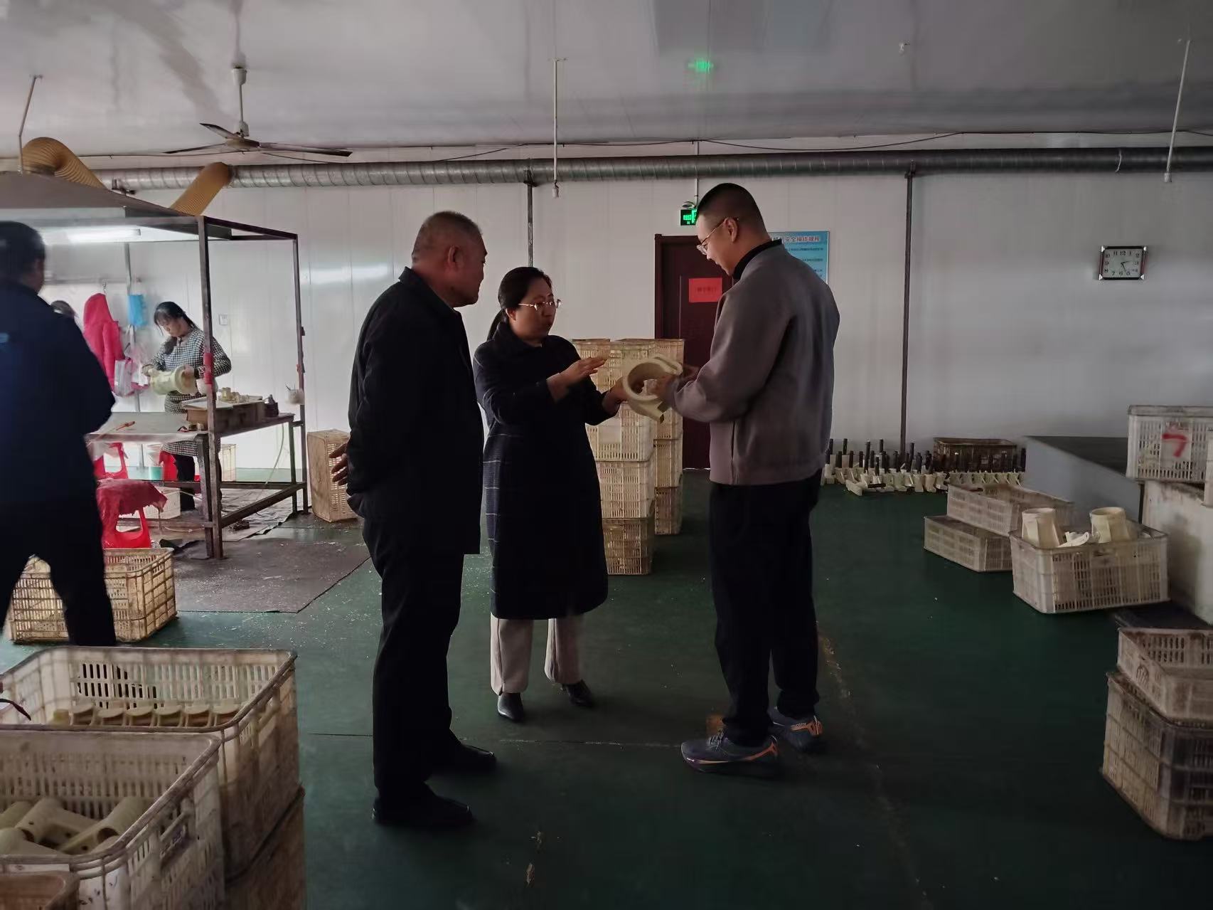 مشتری از سایت ریخته گری بازدید می کند