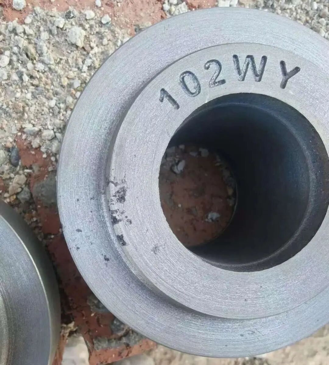 مشخصات عیوب شن و ماسه در تولید قطعات چدن خاکستری با استفاده از ماسه سبز چیست؟ تفاوت بین عیوب چشمی سرباره چیست؟