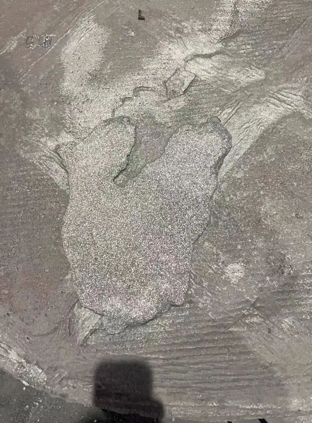 چگونه می توان عیوب مانند جوش های شن و ماسه در سطح بالایی قطعات چدن خاکستری تولید شده توسط ریخته گری شن و ماسه رزین را برطرف کرد؟